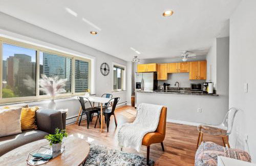 Downtown 2BR Penthouse with Prime Location & Views - Foto 4