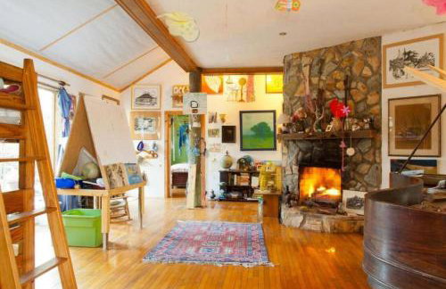 Eclectic Riverfront Log Cabin and Artist Retreat for Groups in Castle Hayne, North Carolina - Foto 9