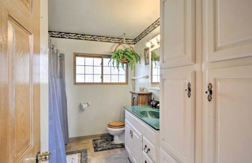 Riverfront Cabin in Alger with Patio and WiFi! - Foto 17