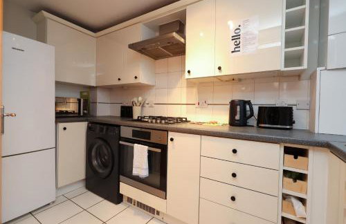 Cosy Bristol Townhouse - Free Parking - Sleeps 6 - By EKLIVING PARTNERS - Foto 3