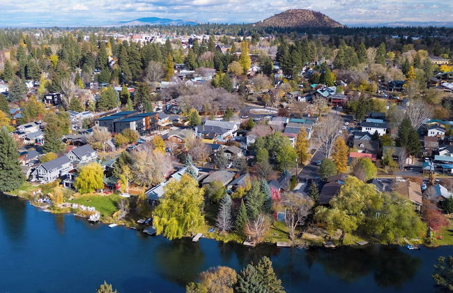 Riverfront Bend by Avantstay Private Dock, Large Yard w/ Views, Hot Tub - Foto 32