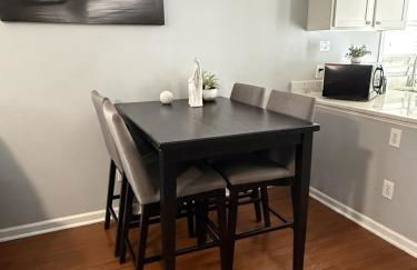 Under the Oaks, A Downtown Hidden Gem - Foto 33