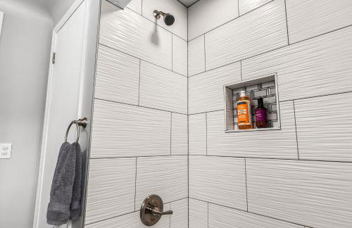 Warm & Comfy 2BR, Huge Backyard, Great Location! - Photo 28