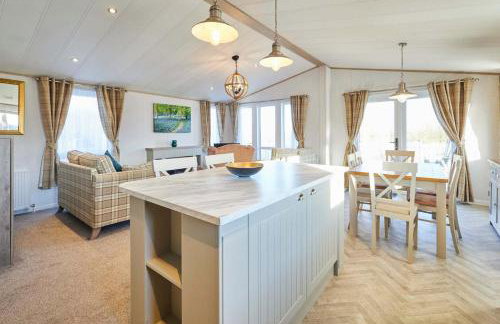 Hedgerow Lodge with Hot Tub - Foto 6