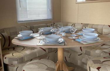 Comfy 2 bed holiday caravan - Foto 2
