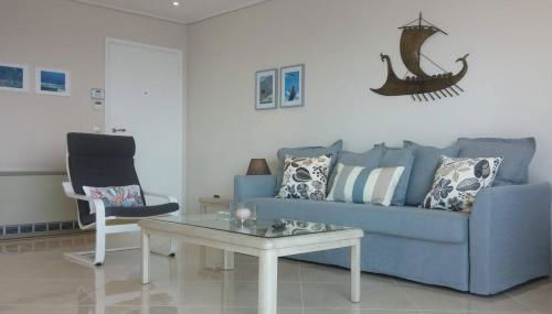 Overlooking the blue sea - Foto 5