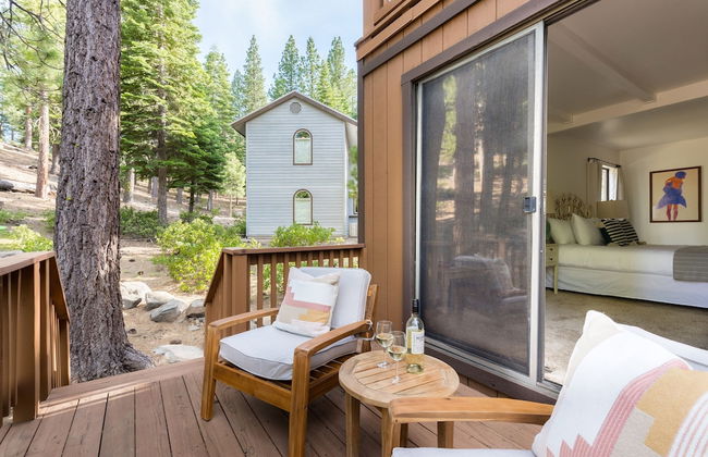 Wolfe by Avantstay 5mins Northstar w Hot Tub Fireplace 2 Private Decks - Photo 2