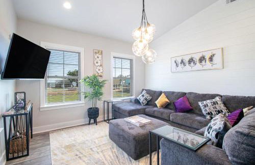 Steps Away from Cruisin' the Coast , Gulfport 2BR, Game Room, and Free Parking - Foto 5