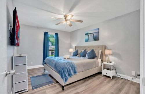 Shades of Gray 4BR Home w Mini Fridges - Foto 1