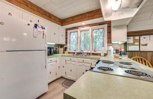 Lake Access Cabin with Deck, Fire Pit and Grill! - Foto 11