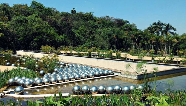 Obras de arte em um ambiente natural