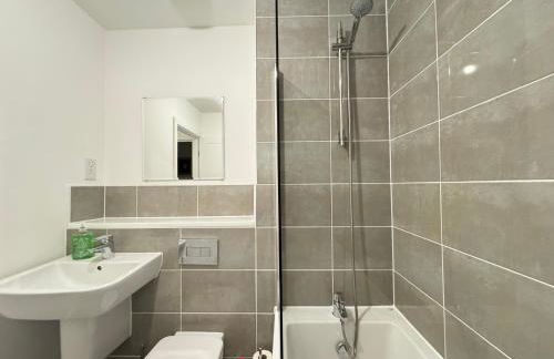 Stylish 2 Bedroom Home Near Lake with Free Parking & Garden - Photo 28