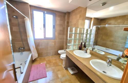 Stunning Home with Outdoor Swimmingpool, 4 Bedrooms and Wifi - Foto 24