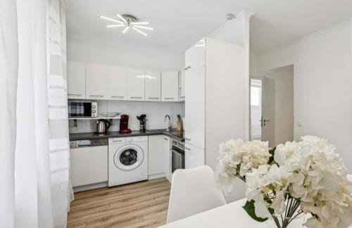 Prime Host Balcony Apartment - Photo 20