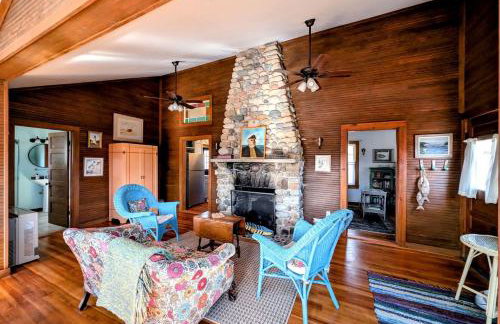 Picturesque Waterfront Cottage with Waterfall Views, Fireplace & Deck, Near Acadia National Park in Gouldsboro, Maine - Foto 28