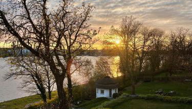 Beste Lage mit Warnowblick - großer Balkon, zwei Schlafzimmer, Aufzug, Stellplatz - Foto 3, Garden