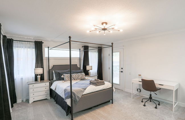 Stunning Views of the Okanagan Lake - Photo 21