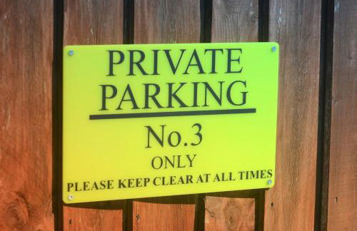 THE HIDEAWAY - LUXURY SELF CATERING COASTAL APARTMENT with PRIVATE ENTRANCE & KEY BOX ENTRY JUST A FEW MINUTES WALK TO THE BEACH, SOLENT WAY WALK, SHOPS and many EATERIES & BARS - FREE OFF ROAD PARKING,FULL KITCHEN, LOUNGE,BEDROOM , BATHROOM & WI-FI - Foto 65