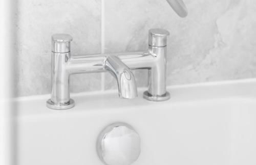 Modern 2 Bed Apartment - Sleeps 3 - Netflix - Parking 55C - Foto 36