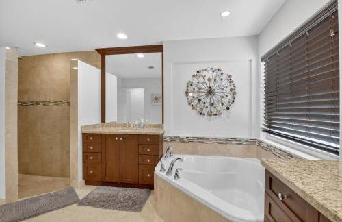 Family-Friendly Boca Gem! 4BR 3BA with Pool & Sauna - Foto 14