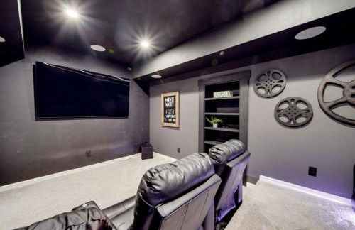 5BR Farmhouse Lake Retreat Pool Hot Tub Theater - Foto 2