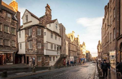 New Royal Mile Residence Spacious Quiet Comfortable Flat with Balcony & Great Views Top Floor No Lift - Photo 6