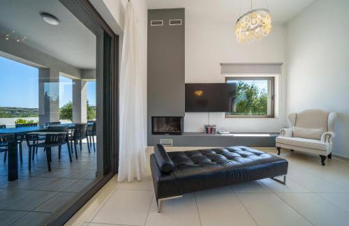 Nostra Terra Villa, 2-acre Secluded Nature Escape with Heated Pool, By ThinkVilla - Photo 42