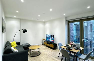 Stylish 2BR Apartment with Balcony & Views - Foto 1