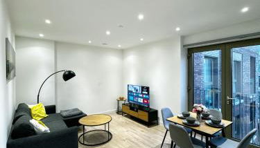 Stylish 2BR Apartment with Balcony & Views - Foto 1