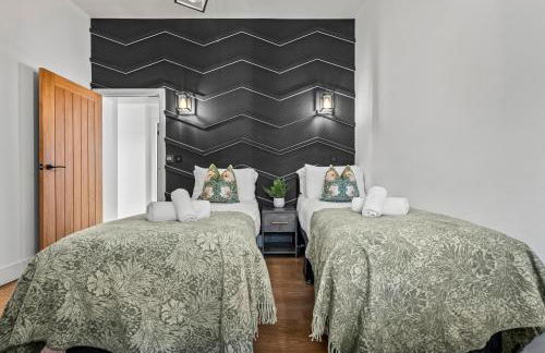 The Oaks Barn - A Countryside Luxury Rural Escape with Hot tub & Fire Pit! Tranquil Group Retreat - Sleeps 8, Pet Friendly & Off road Parking - By Blue Puffin Stays - Photo 13