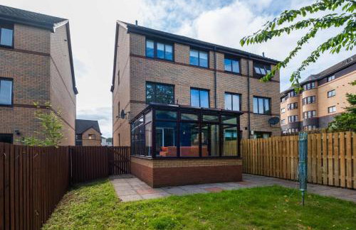 LANGLEY HOUSE Free Parking central LOCATION 5 bed all double with smart TV 3 BATHROOMS Loved by TRADES teams ideal for LONG STAYS contact langley cottages and apartments - Foto 11