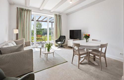 GUT KLETKAMP "Mühlenhof 3" - Ruhige Ferienwohnung mit 2 Schlafzimmern I Terrasse mit See- & Naturblick I Gemeinschaftsgarten I 15 Min zur Ostsee I Küche I Parkplatz I Waschmaschine I WLAN - Foto 1