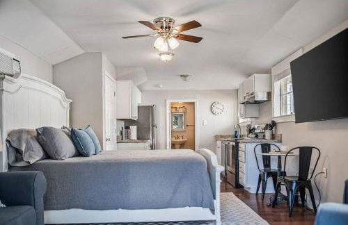 Old Dauphin Way Historic Home - Unit 1 - Photo 3