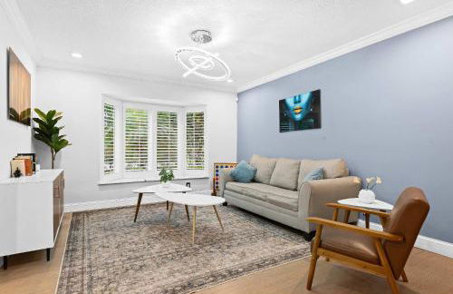 Luxe 4BR Waterfront w Htd Pool 5min to Beach - Foto 31