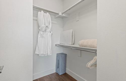 Modern Dallas Townhome with Private Rooftop, City View, Private Parking & Grill - Photo 15