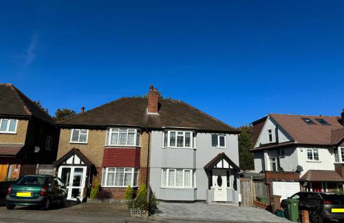 3 Bed House in Cheam, London with Garden, Parking and Playground - Photo 2