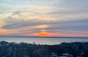 Luxury 1BR w Stunning Floor-to-Ceiling Water Views - Foto 17