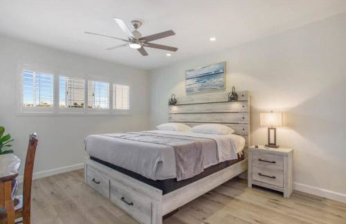 Charming Villa with Backyard Oasis Close to Beach - Foto 5