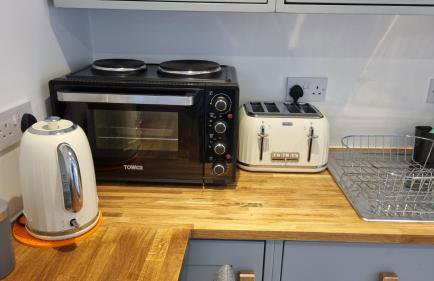 Sittingbourne 1 bed self-contained annex, with parking - Photo 22