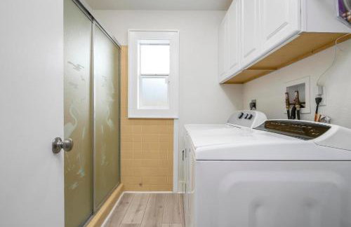 Coastal Vibes! Tropical heated pool home short drive to the beach - Foto 28