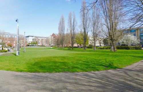 Abbey Road 4 Bed Home - Garden, Parking, Sleeps 11 - Foto 2