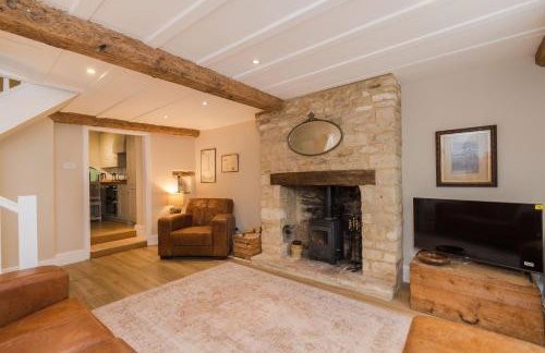 Charming Cotswold Cottage on Church Green, Witney - Photo 7