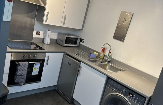 Remarkable 2-bed Apartment in Wolverhampton - Photo 5