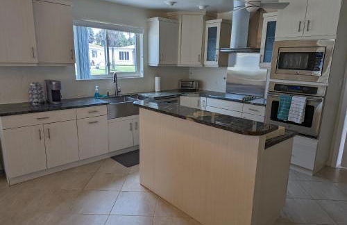 Beautiful Ormond Beachfront House! - Photo 10