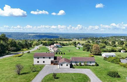 5BR Accessible Valley & Lake View Home Near Cornell - Sleeps 10 - Foto 30