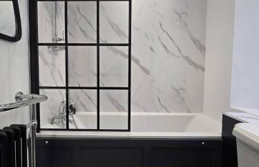 Luxury central apartment w/ 3 beds + 24hr check-in - Photo 4