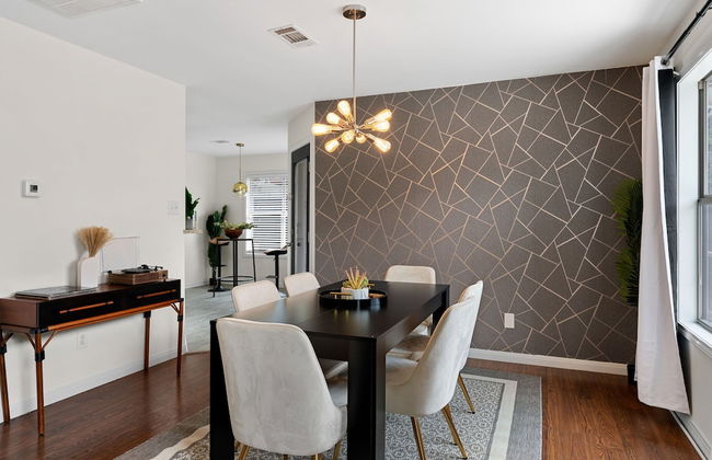 High End Home w Pool Hot Tub Gameroom - Photo 47