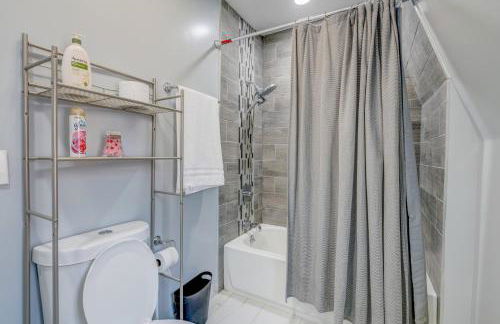 Spacious 5-BR House near Transit w Parking - Foto 11