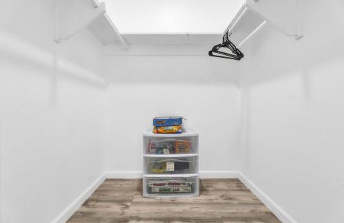 Bright 2BR Condo Near Restaurants and Entertainment - Foto 13