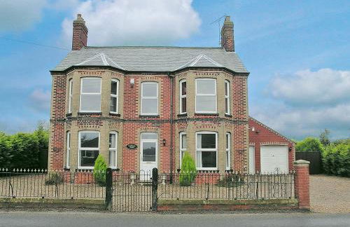 Pembroke House - Photo 1